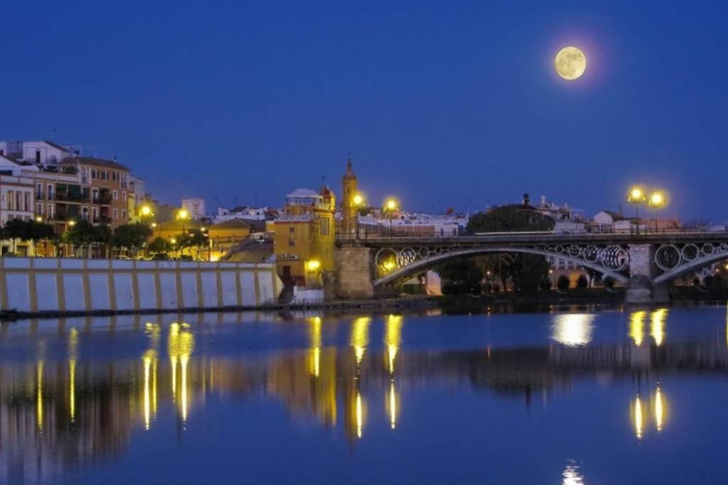 Ad32 Luminoso A Pies Del Puente De Triana * Séville